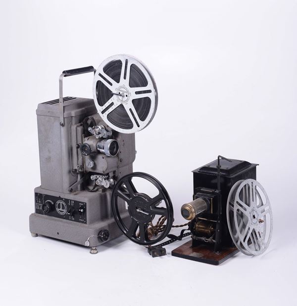 Due proiettori uno 35 mm (giocattolo) e l’altro cinematografico 8 mm