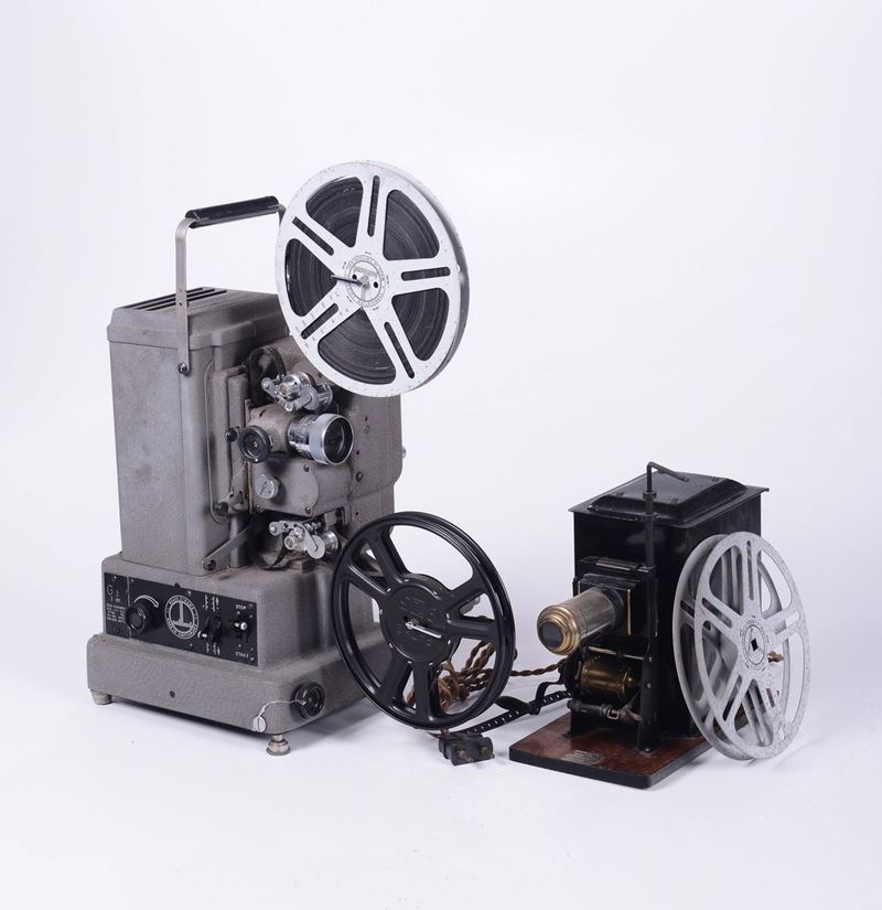 Due proiettori uno 35 mm (giocattolo) e l’altro cinematografico 8 mm  - Asta Arte Marinara e Strumenti Scientifici - Cambi Casa d'Aste