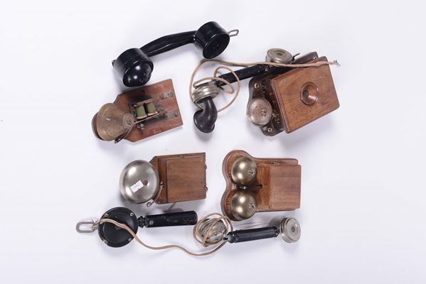 Gruppo di telefoni da muro in legno, 1900/20