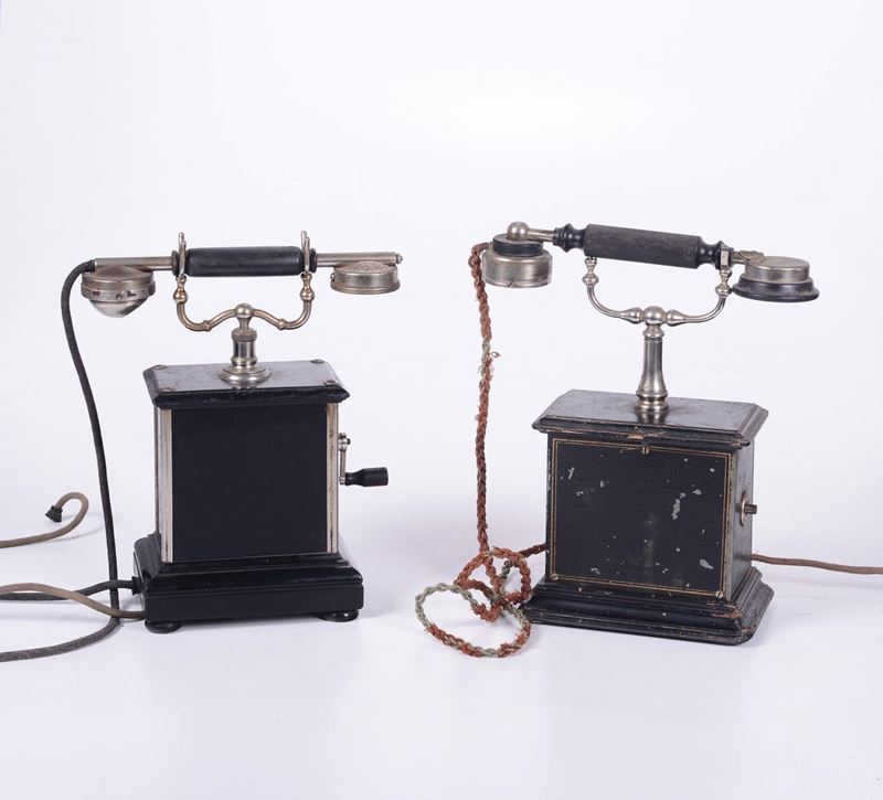 Coppia di telefoni da tavolo in legno verniciato nero  - Asta Arte Marinara e Strumenti Scientifici - Cambi Casa d'Aste