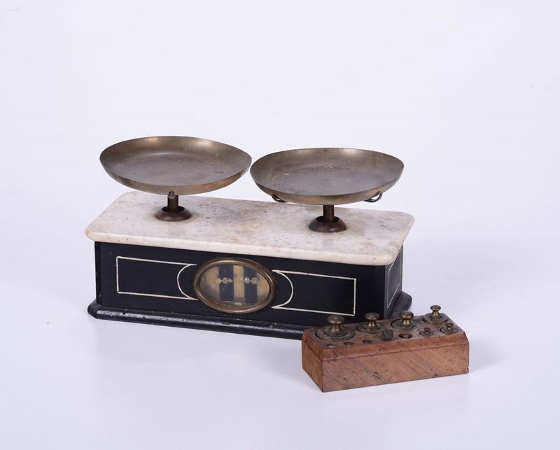 Piccola bilancia a due piatti con piano in marmo legno ebanizzato e pesiera  - Auction Maritime Art and Scientific Instruments - Cambi Casa d'Aste