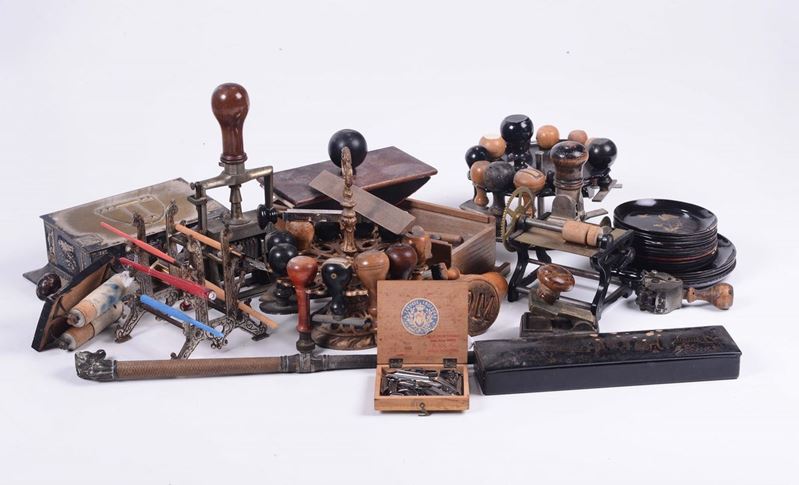 Lotto di oggetti per scrittura e soprammobili  - Auction Maritime Art and Scientific Instruments - Cambi Casa d'Aste