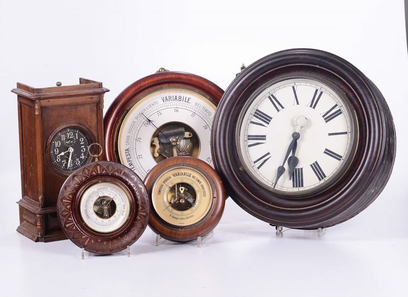 Due orologi, tre barometri, a cassa circolare  - Asta Arte Marinara e Strumenti Scientifici - Cambi Casa d'Aste