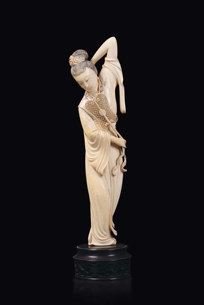 Figura di Guanyin con Ventaglio Scolpita in Avorio, Cina, Inizio XX Secolo