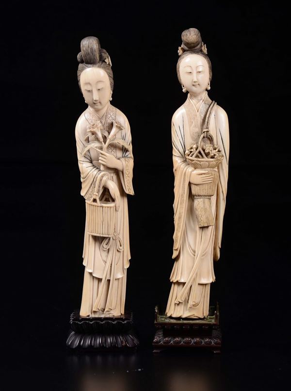 Due figure di Guanyin con cestino di fiori scolpite in avorio, Cina, inizio XX secolo