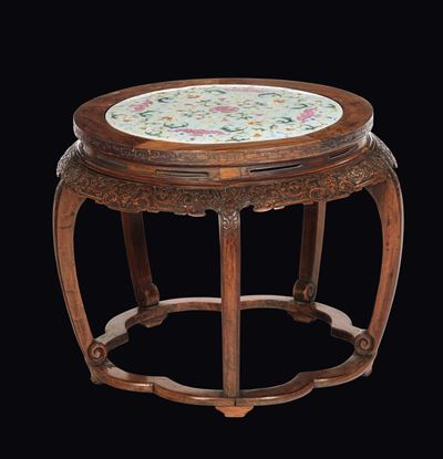 Sgabello in Legno con Placca in Porcellana Famiglia Rosa con Pipistrelli, Cina, Dinastia Qing, XI...