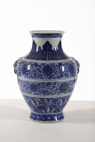Vaso in Porcellana Bianca e Blu a Decoro Floreale, Cina, Dinastia Qing, XVIII Secolo