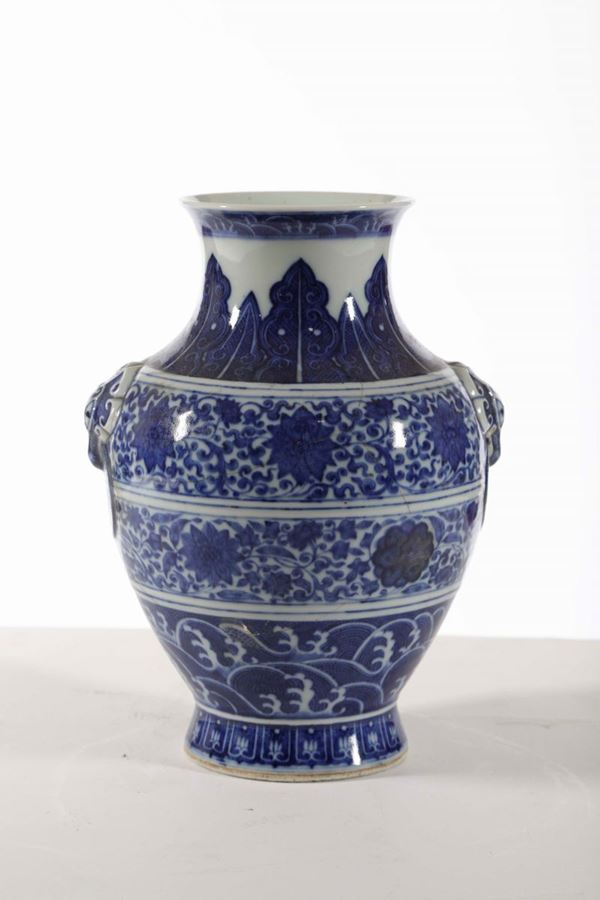 Vaso in porcellana bianca e blu a decoro floreale, Cina, Dinastia Qing, XVIII secolo