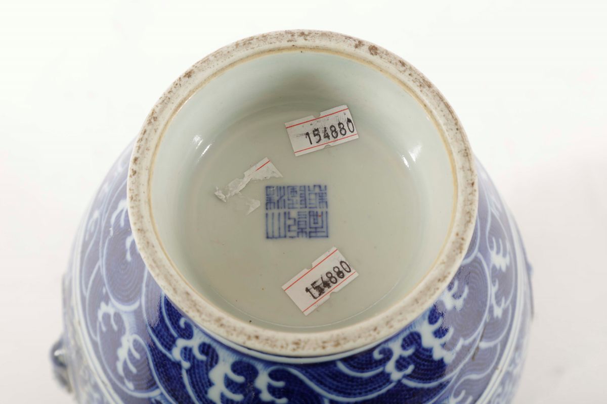 Vaso in Porcellana Bianca e Blu a Decoro Floreale, Cina, Dinastia Qing, XVIII Secolo