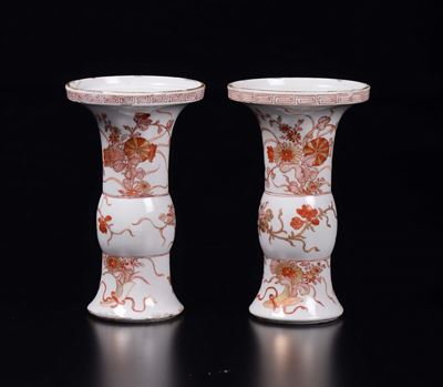 Coppia di Vasi a Tromba in Porcellana a Smalti Policromi, Cina, Dinastia Qing, Epoca Kangxi (1662...