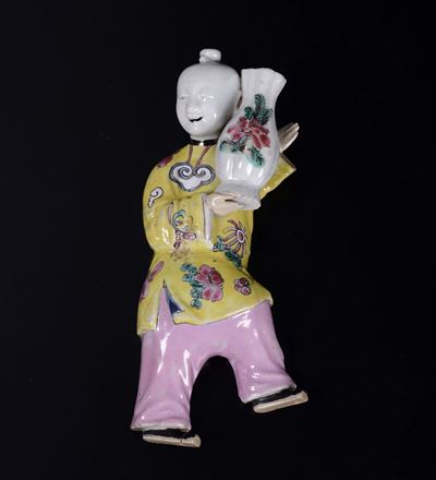 Figura di Fanciullo con Vaso in Porcellana Famiglia Rosa, Cina, Dinastia Qing, Epoca Qianlong (17...
