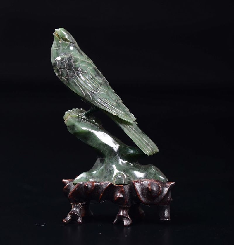 Figura di uccellino scolpito in giada verde, Cina, XX secolo  - Asta Arte Orientale - Asta Online - Cambi Casa d'Aste
