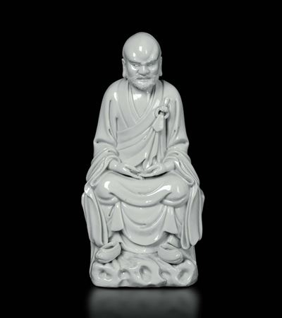 Figura di Damo Seduto su Roccia in Porcellana Blanc De Chine Dehua, Cina, Dinastia Qing, XVIII Se...