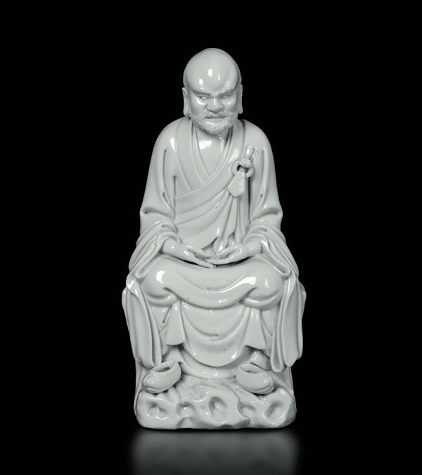 Figura di Damo seduto su roccia in porcellana Blanc de Chine Dehua, Cina, Dinastia Qing, XVIII secolo