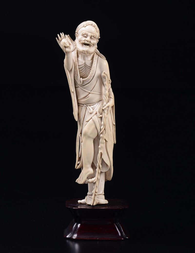 A carved ivory figure of wise man with stick, China, early 20th century  - Auction Chinese Works of Art - Cambi Casa d'Aste