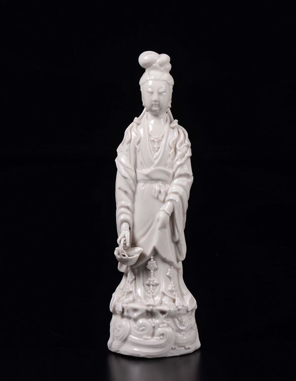 Figura di Guanyin in porcellana Blanc de Chine con cestino, Cina, XX secolo