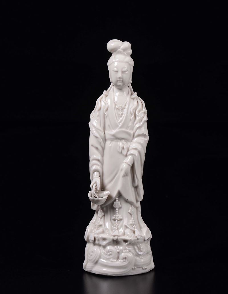 Figura di Guanyin in porcellana Blanc de Chine con cestino, Cina, XX secolo  - Asta Arte Orientale - Asta Online - Cambi Casa d'Aste