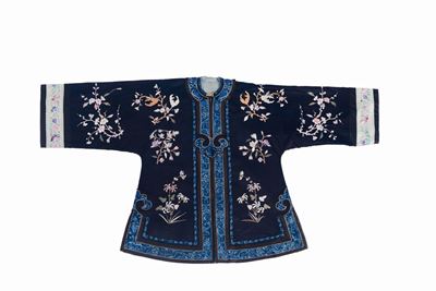Veste in Sete a Fondo Blu con Decoro Floreale con Pavoni e Farfalle, Cina, Dinastia Qing, Fine XI...