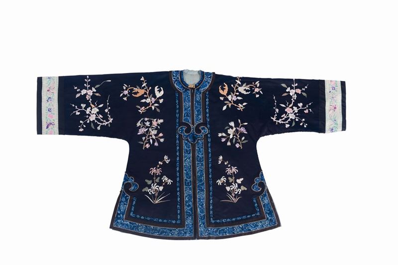 Veste in sete a fondo blu con decoro floreale con pavoni e farfalle, Cina, Dinastia Qing, fine XIX secolo  - Asta Fine Chinese Works of Art - Cambi Casa d'Aste
