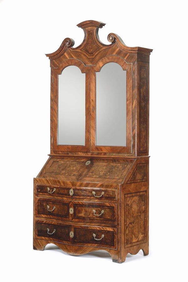 Trumeau lastronato in noce e radica di noce, Napoli, XVIII secolo