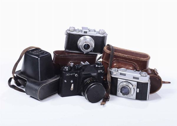 Lotto di tre macchine fotografiche in custodia