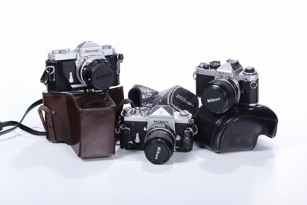 Lotto di tre macchine fotografiche in custodia
