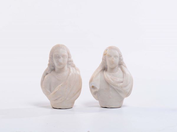 Due piccoli busti in marmo scolpito, XIX secolo
