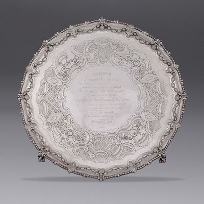 Salver in Argento Sbalzato, Fuso e Cesellato, Londra 1771 Argentiere John Carter II