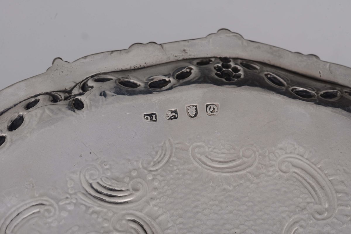 Salver in Argento Sbalzato, Fuso e Cesellato, Londra 1771 Argentiere John Carter II
