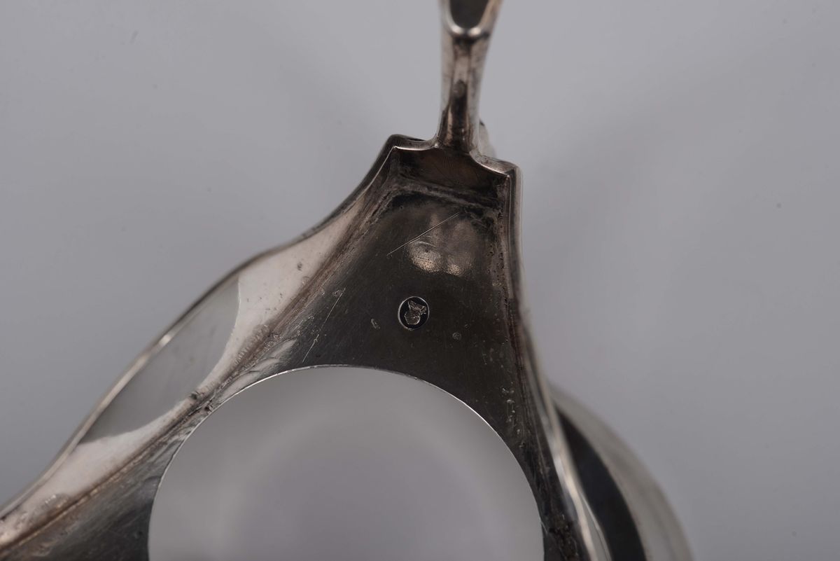 Brocca con Fornello in Argento Sterling Sbalzato, Fuso e Cesellato, Londra 1786, Argentieri I.w. ...