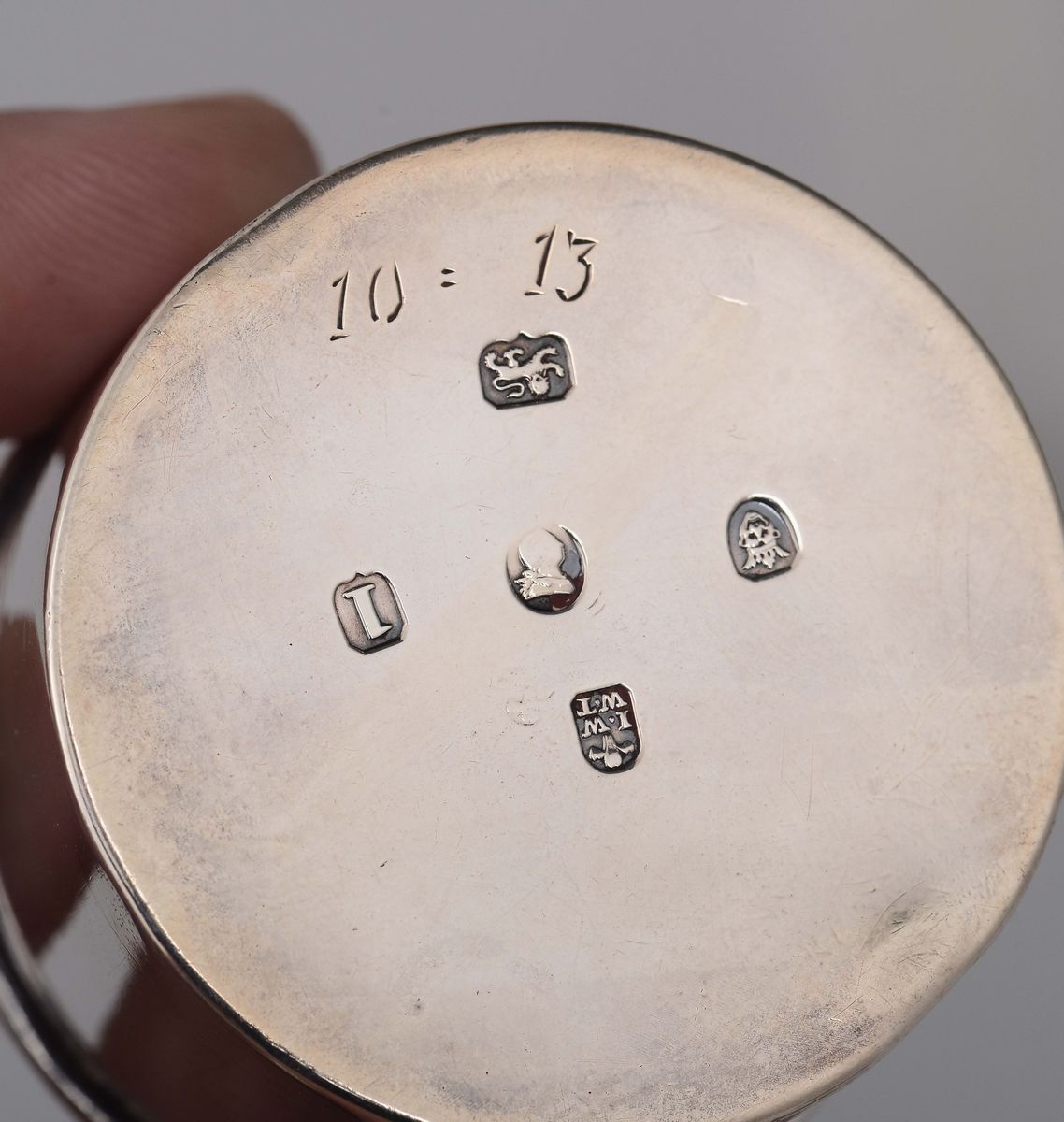 Brocca con Fornello in Argento Sterling Sbalzato, Fuso e Cesellato, Londra 1786, Argentieri I.w. ...