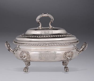 Zuppiera con Coperchio in Argento Fuso, Sbalzato e Cesellato, Londra 1754, Argentiere William Cri...