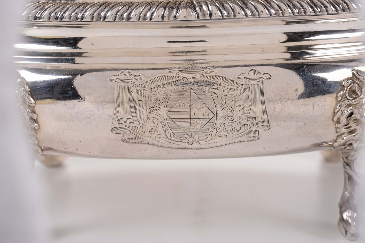 Zuppiera con Coperchio in Argento Fuso, Sbalzato e Cesellato, Londra 1754, Argentiere William Cri...