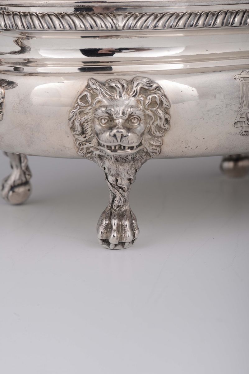 Zuppiera con Coperchio in Argento Fuso, Sbalzato e Cesellato, Londra 1754, Argentiere William Cri...