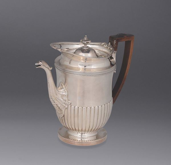 Caffettiera in argento fuso, sbalzato e cesellato con manico in legno, Londra 1808, argentiere W.F.