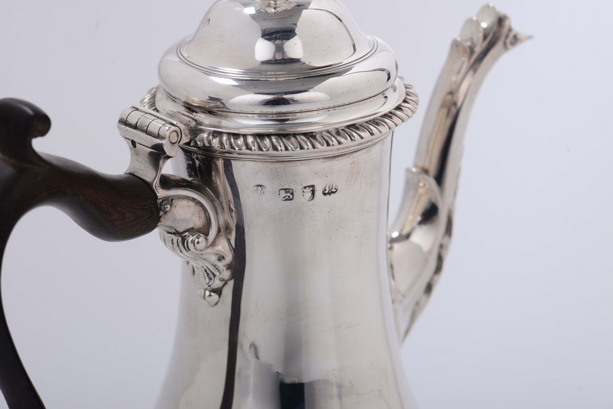 Caffettiera in Argento con Corpo Piriforme Manico in Legno Sagomato, Londra 1768
