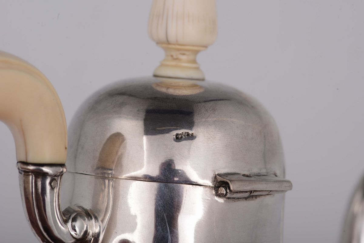 Caffettiera in Argento Sbalzato, Fuso e Cesellato Impero Astro-ungarico Seconda Metà del XIX Seco...