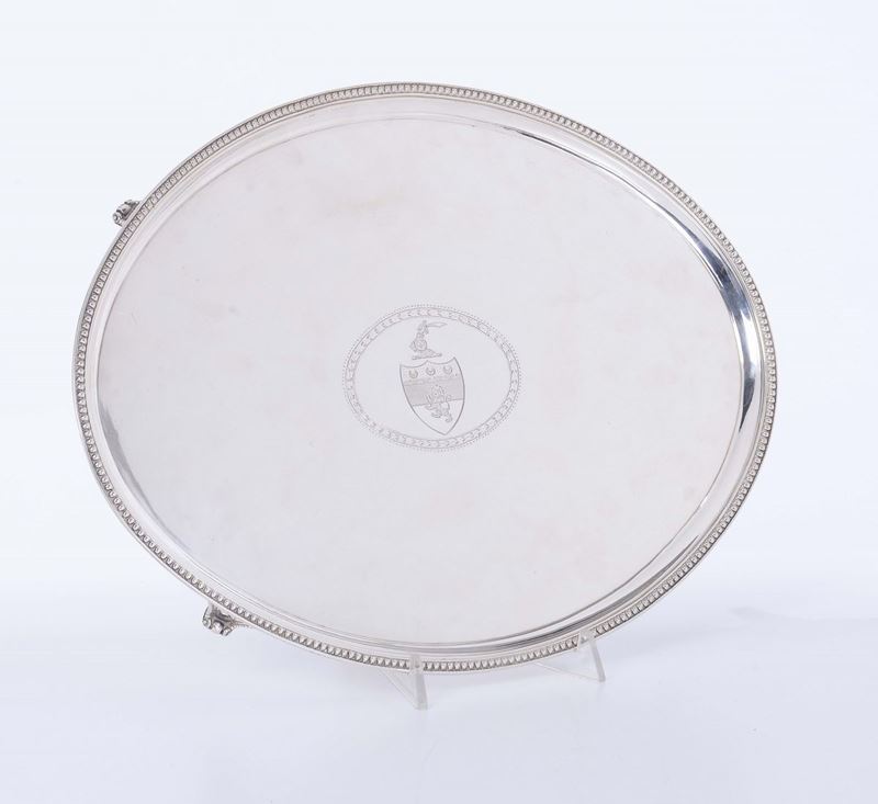 Salver ovale in argento con stemma, Londra 1784, argentiere SI  - Asta Antiquariato - Cambi Casa d'Aste