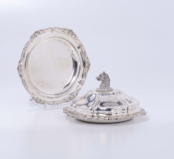 Coppia di piatti circolari in argento con bordo decorato, di cui uno con coperchio con presa zoomorfa, Londra 1830, argentiere RS