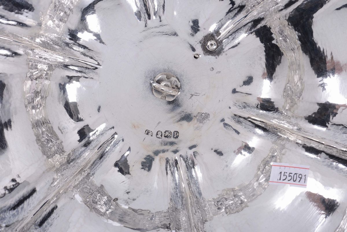 Coppia di Piatti Circolari in Argento con Bordo Decorato, di Cui uno con Coperchio con Presa Zoom...