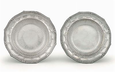 Coppia di Piatti in Argento Sbalzato, Fuso e Cesellato, Londra 1811, Argentiere Paul Storr