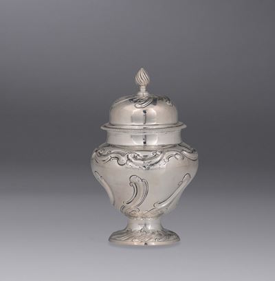 Porta The in Argento Sterling Fuso, Sbalzato e Cesellato, Londra 1758, Argentiere Thos. Powel (?)