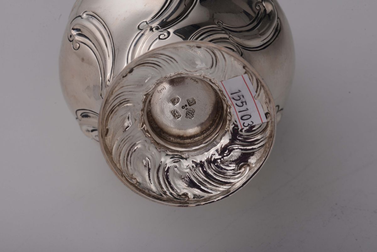 Porta The in Argento Sterling Fuso, Sbalzato e Cesellato, Londra 1758, Argentiere Thos. Powel (?)