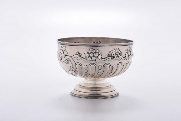 Rose bowl in argento sbalzato, Birmingham, argentiere BB