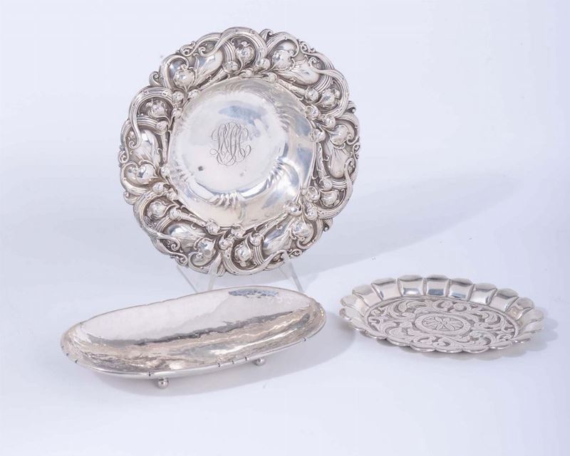 Insieme di porta bicchiere in argento sterling, piatto ovale in argento e piattino ovale in argento indiano  - Asta Argenti - Cambi Casa d'Aste
