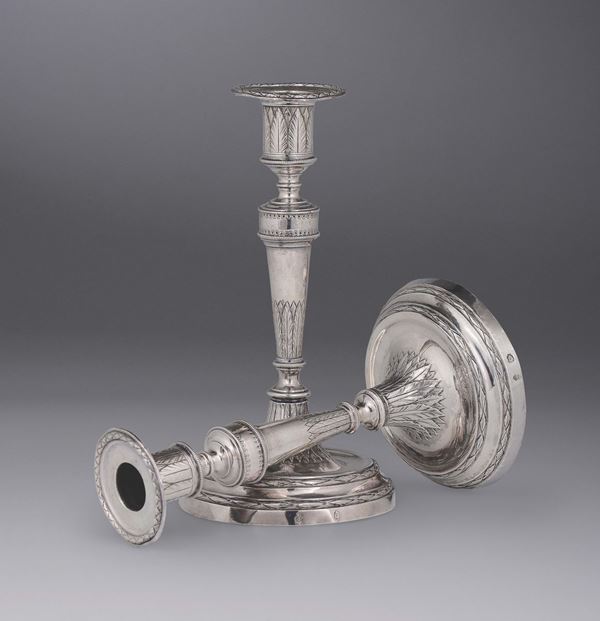 Coppia di candelieri in argento sbalzato, Stati Sabaudi, punzoni in uso dal 1783 al 1803, punzoni dell’argentiere non identificato