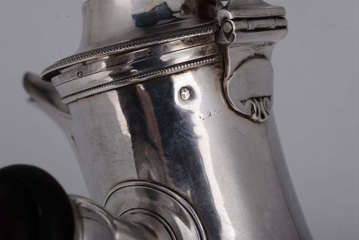 Caffettiera in Argento Sbalzato, Fuso e Cesellato, Parigi, Punzone di Titolo in Uso dal 1794, Arg...