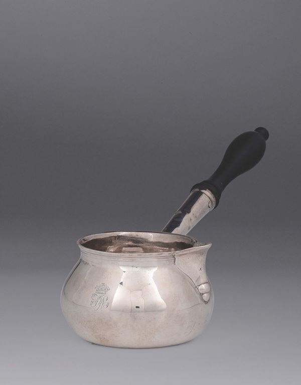 Scaldacognac in argento sbalzato e manico in ebano tornito, apparentemente privo di punzonatura, probabile Inghilterra 1770 circa