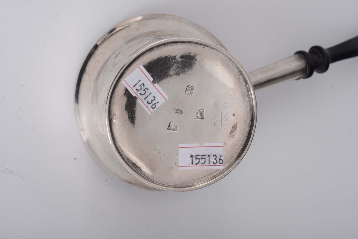 Scaldacognac in Argento Sbalzato e Finimenti in Legno Ebanizzato, Londra 1727, Argentiere W.f.