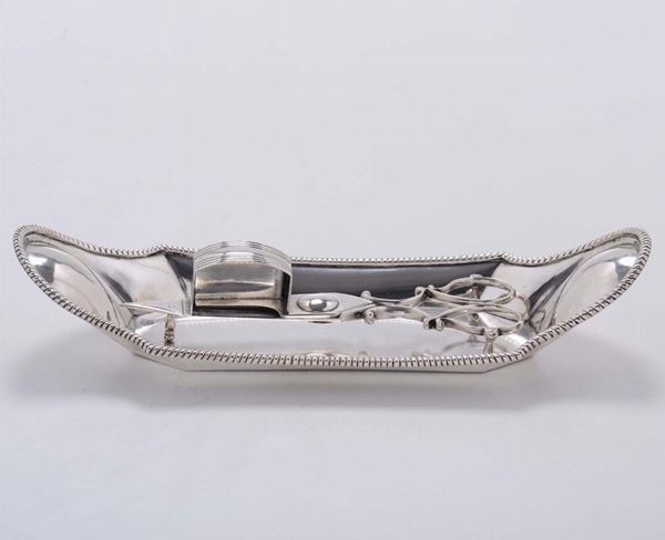 Vassoio in argento con smoccolatoio, apparentemente privo di punzonatura. XIX secolo
